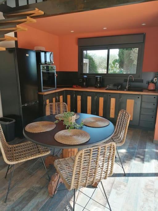 Gite Cosy Au Coeur Du Luberon Lagnes Esterno foto